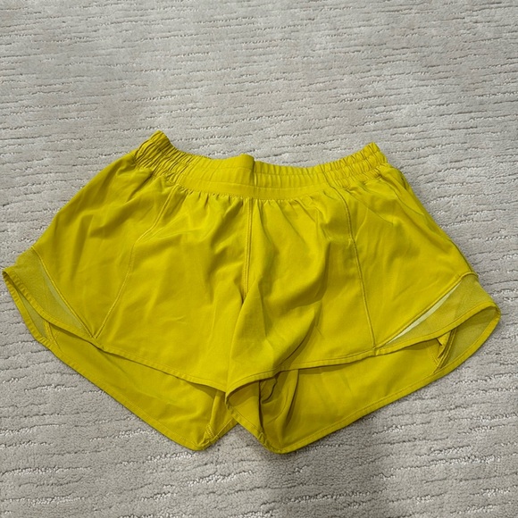 Lululemon Hotty Hot 2.5” Short - Picture 1 of 2
